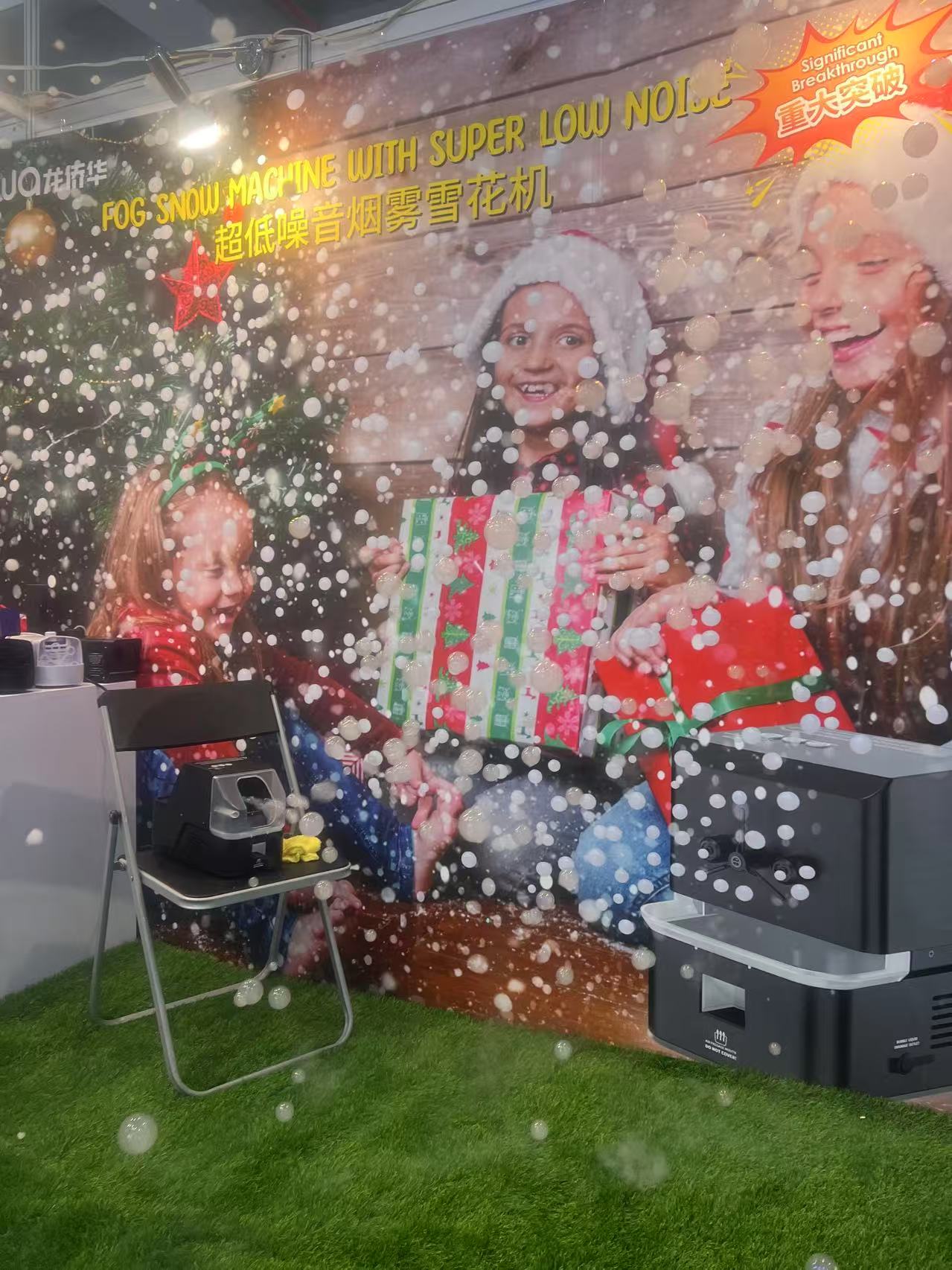 Fog Bubble Machine Pink Colour Smoke-Filling Bubbles Come Out of the Machine