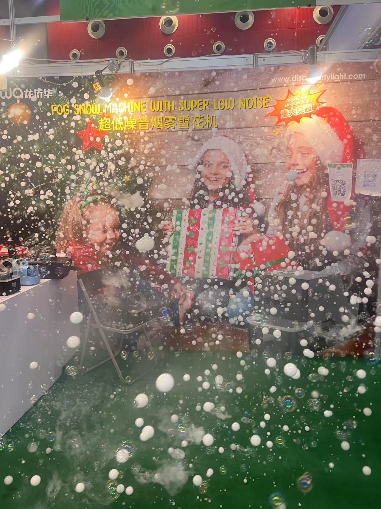 Fog Bubble Machine Pink Colour Smoke-Filling Bubbles Come Out of the Machine